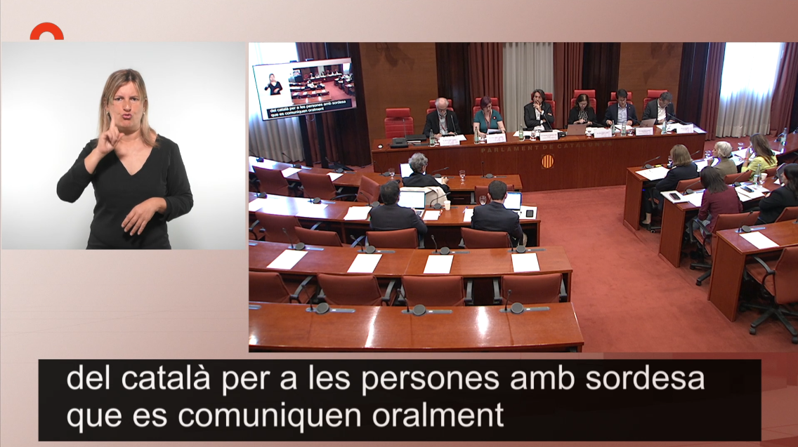Sessió institucional al Parlament de Catalunya amb interpretació en llengua de signes catalana i subtitulació en directe en pantalla.
