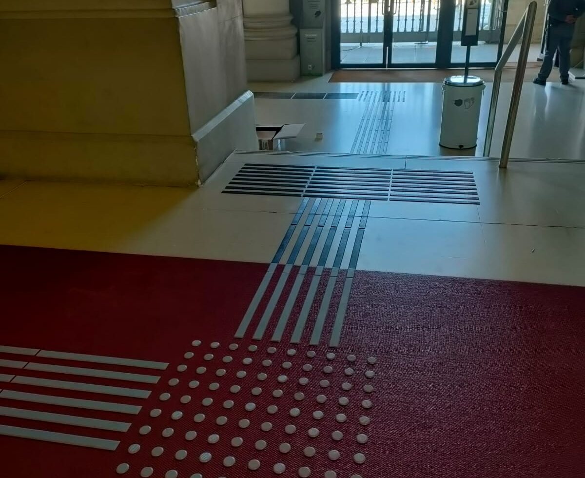 Encaminament podotàctil de l'entrada del Museu Nacional d'Art de Catalunya