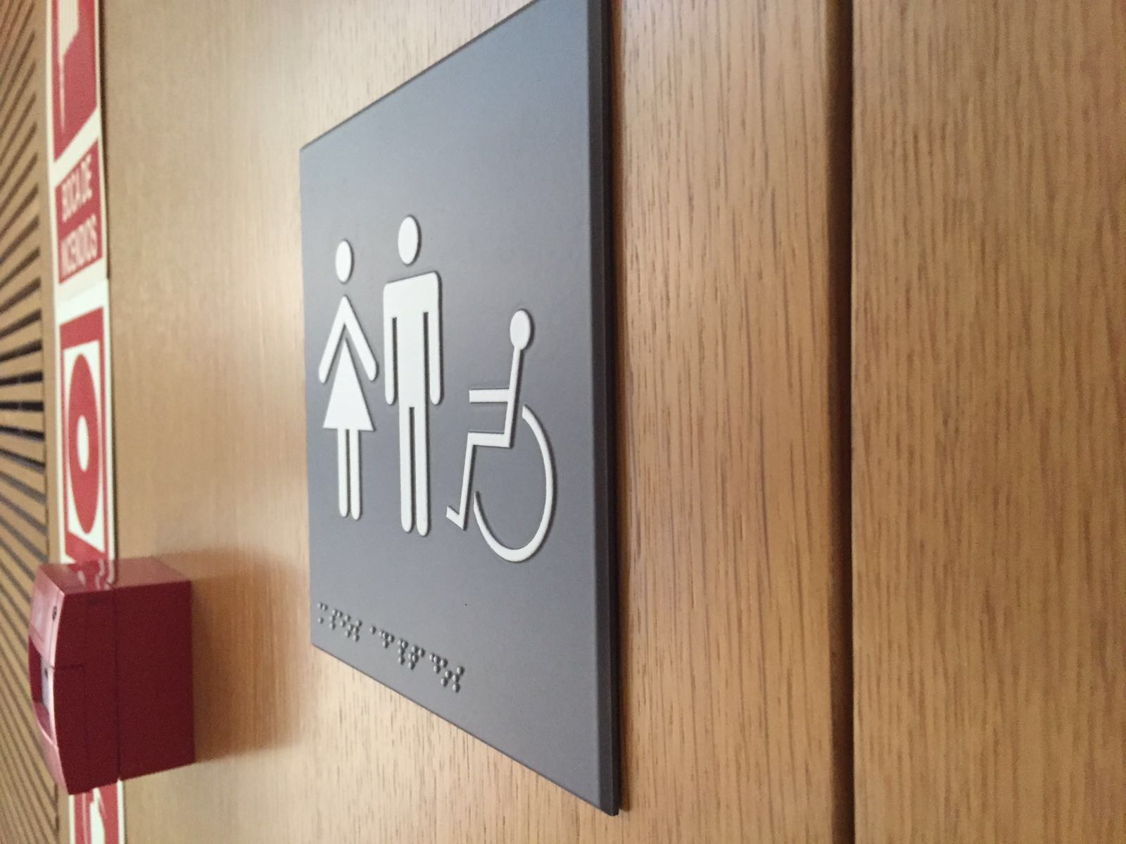 Senyalística accessible subdelegació del govern a Girona que indica on estan els serveis higiènics