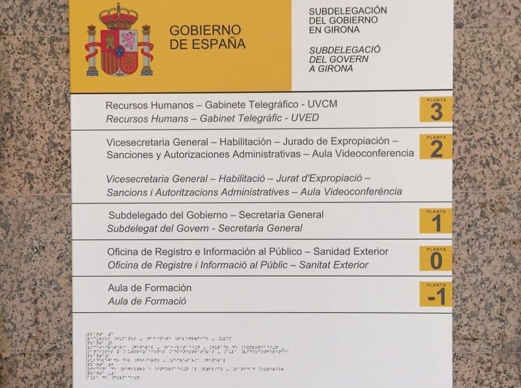 Directori accessible que inica que hi ha a cada planta de la subdelegació del govern a Girona