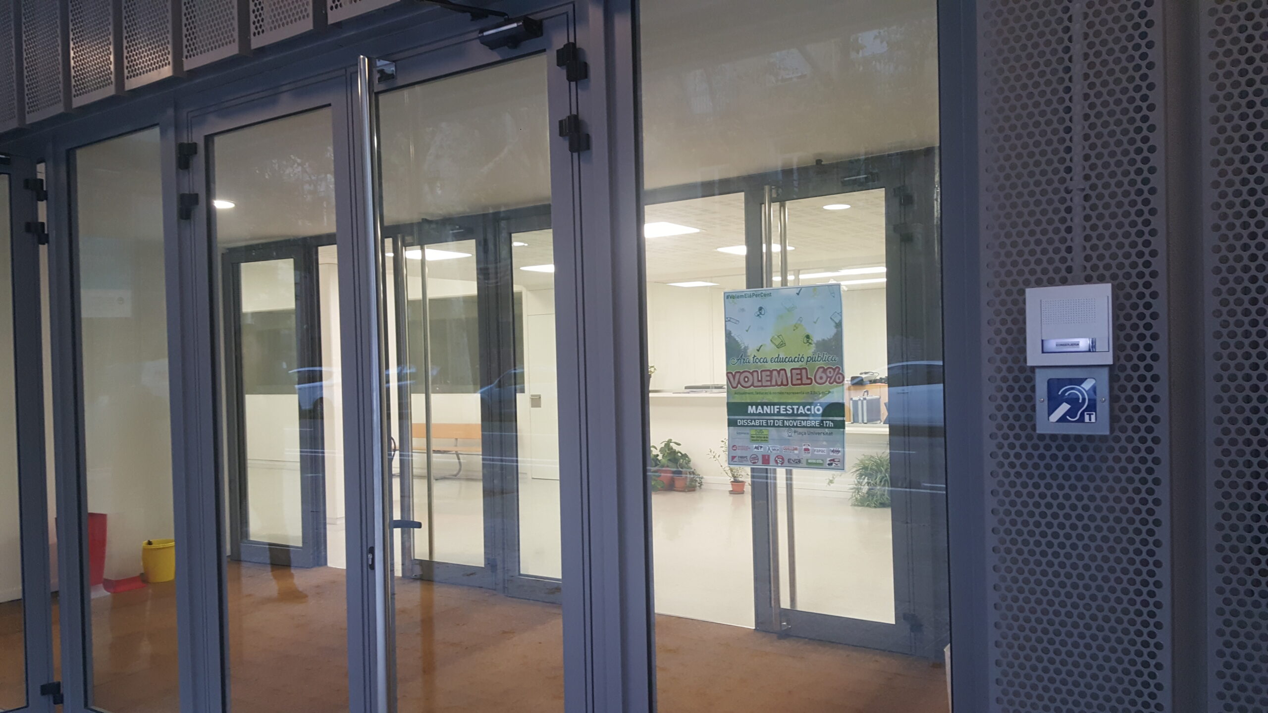 Accés a l'Institut Viladomat