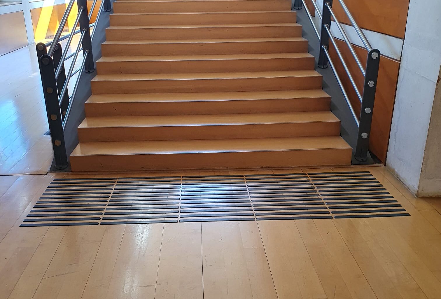 Encaminament podotàctil interior a les escales de l'Auditori