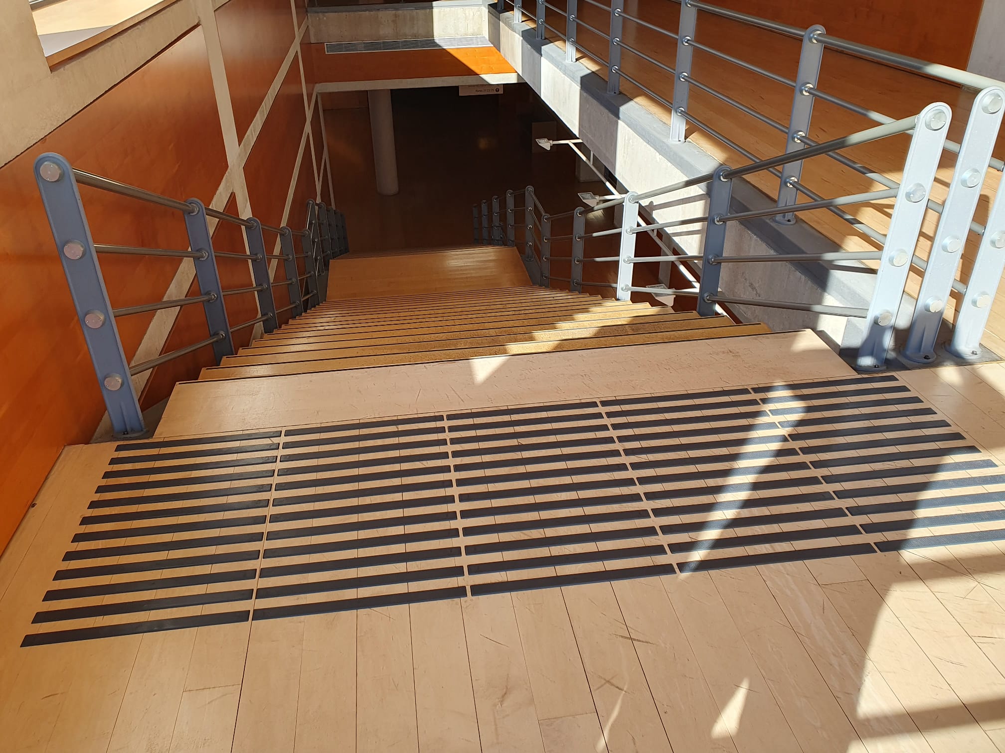 Encaminament podotàctil interior a les escales de l'Auditori