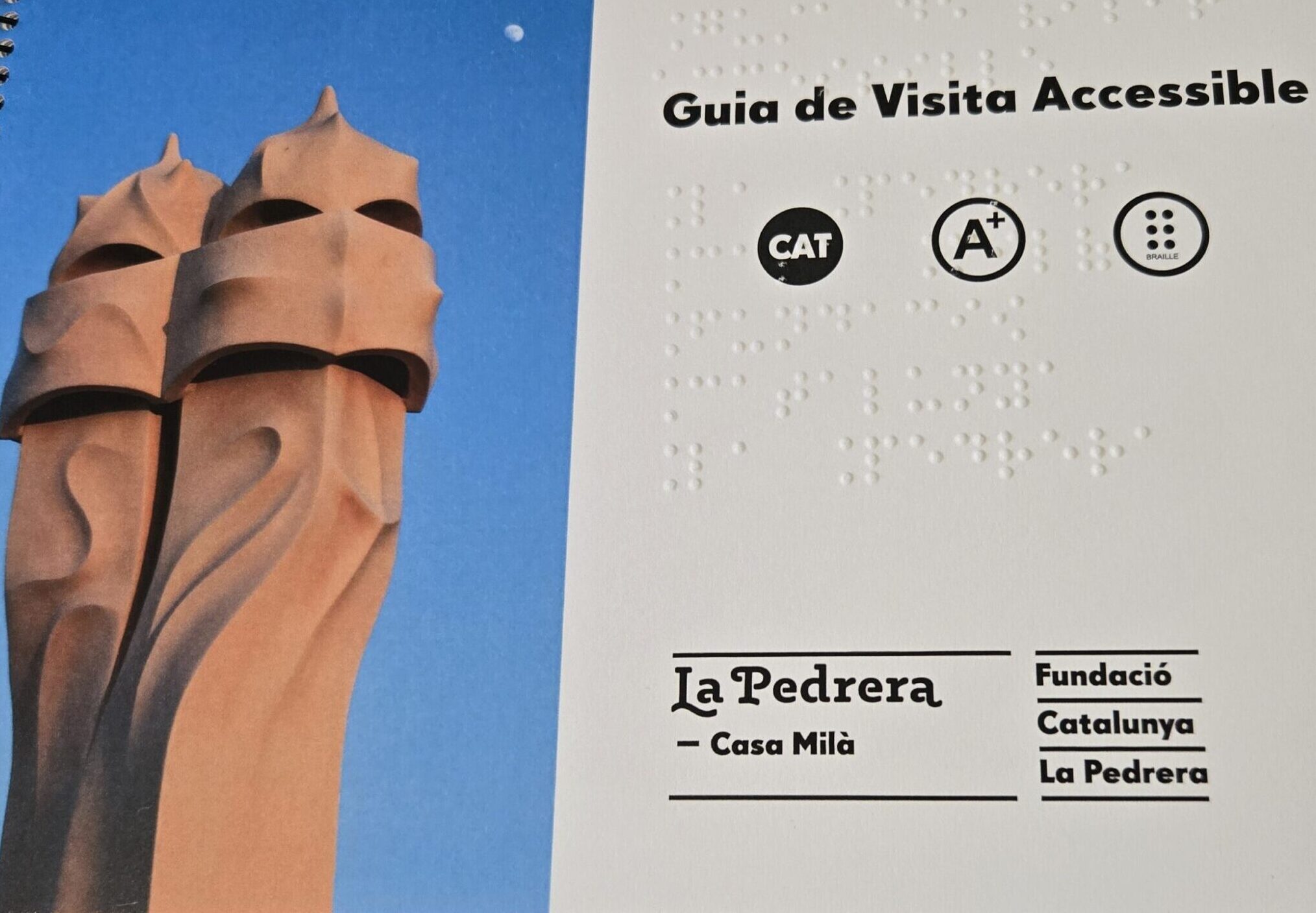 Portada la Guia de visita accessible de La Pedrera en diferents pictogrames i Braille.