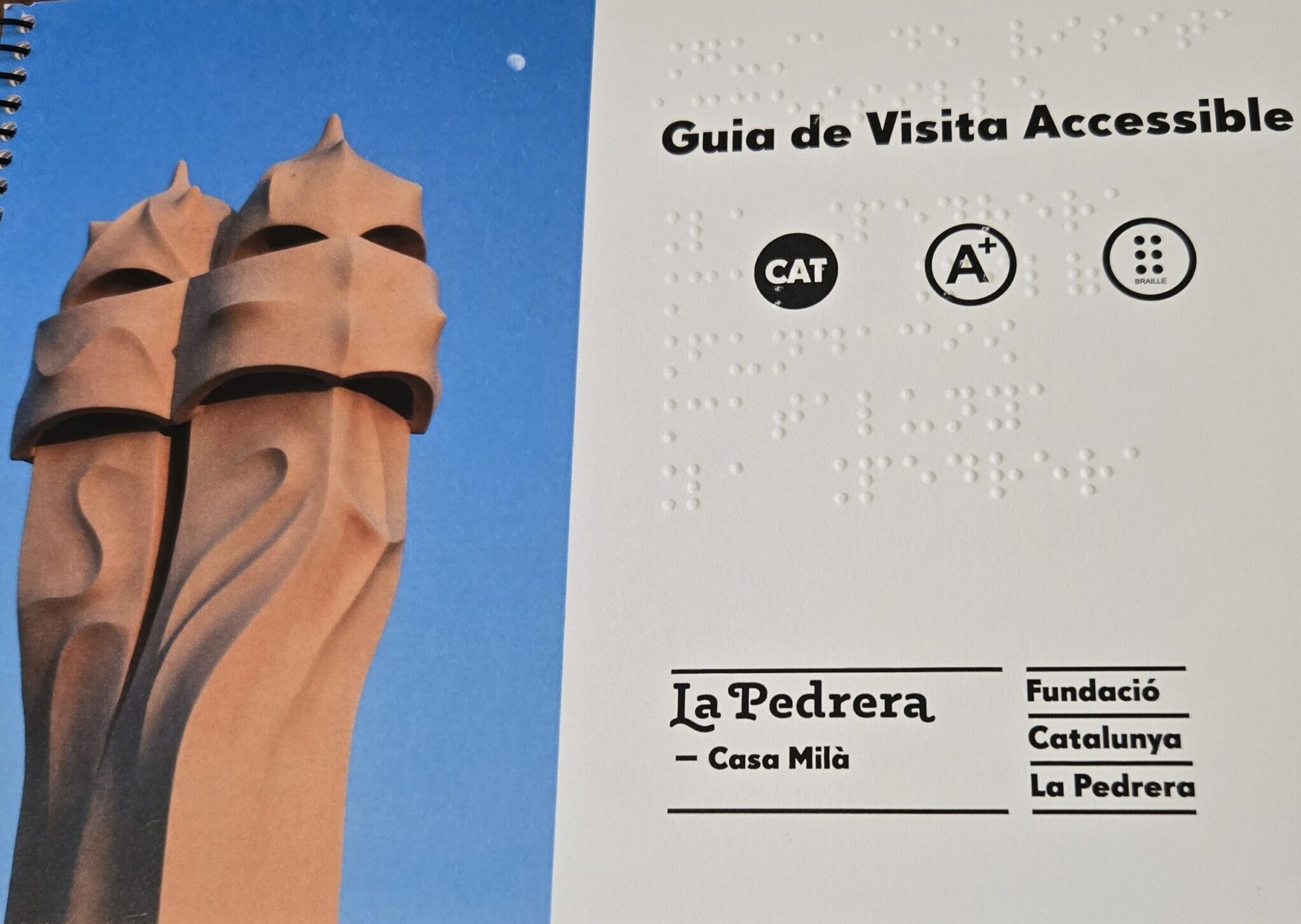 Portada la Guia de visita accessible de La Pedrera en diferents pictogrames i Braille.