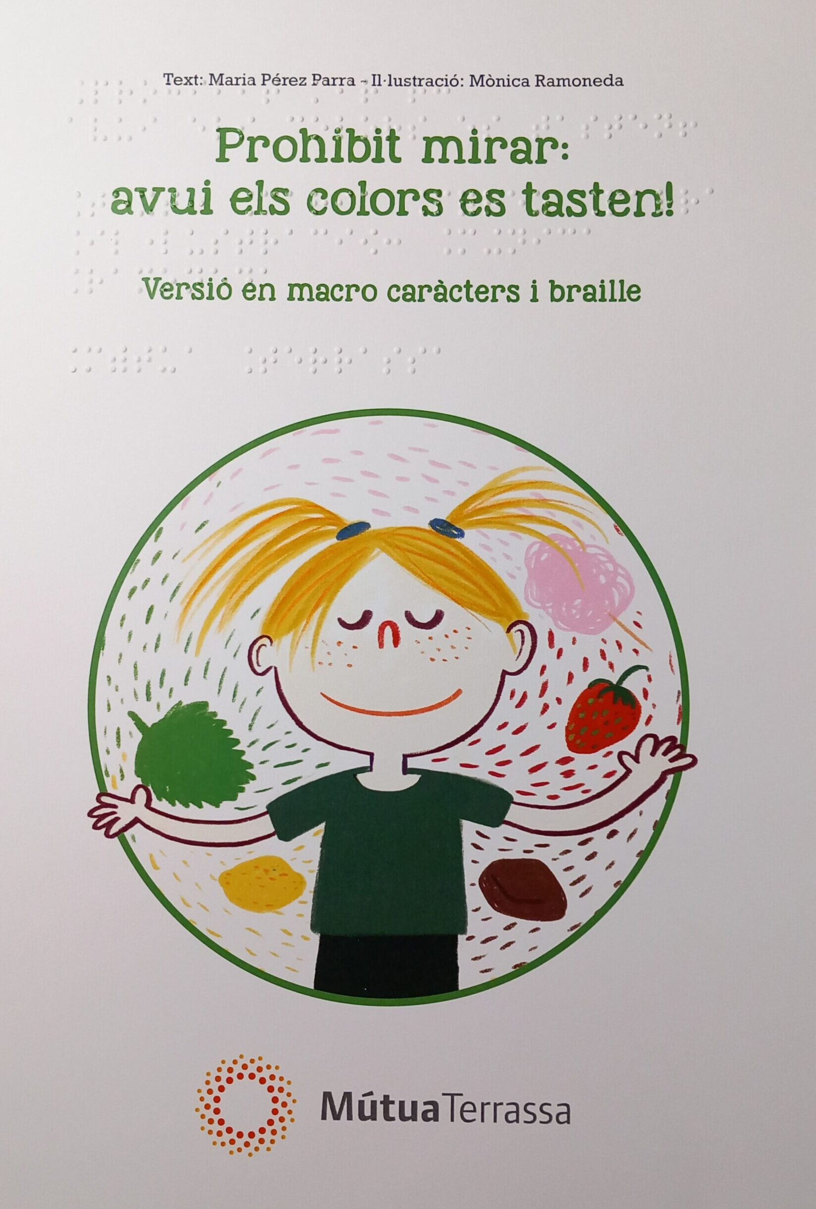 Portada del conte adaptat “Prohibit mirar: avui els colors es tasten!” en versió amb macrocaràcters i braille. A la coberta apareix una il·lustració d’una nena amb els ulls tancats envoltada de diferents elements i colors. A la part inferior hi ha el logotip de MútuaTerrassa.