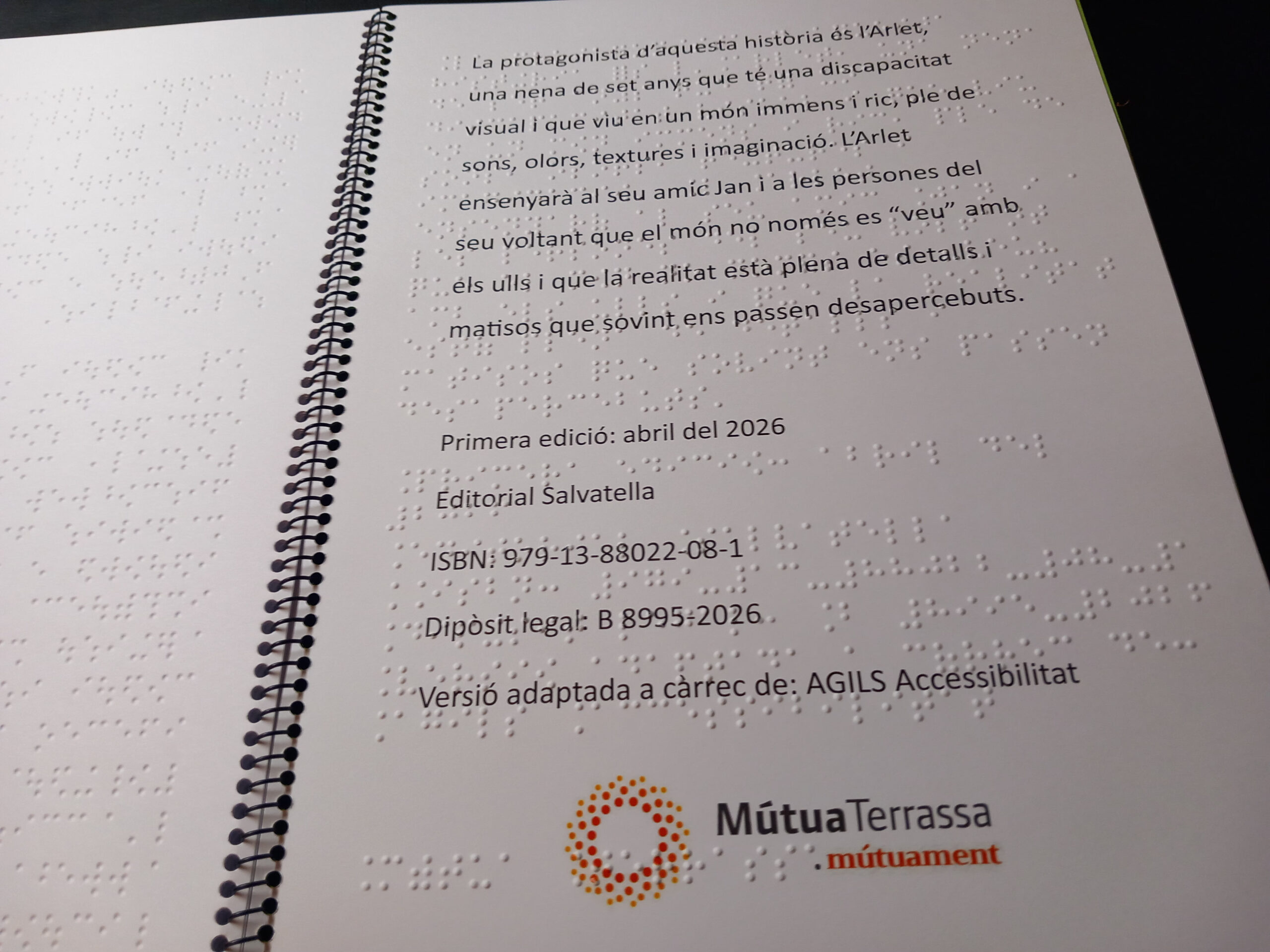 Pàgina de crèdits del conte en macrocaràcters i braille. La sinopsi explica que la protagonista és l'Arlet, una nena de set anys amb discapacitat visual que viu en un món ple de sons, olors, textures i imaginació, i que ensenyarà al seu amic Jan i a les persones del seu voltant que el món no només es veu amb els ulls. A continuació: Primera edició abril del 2026, Editorial Salvatella, ISBN 979-13-88022-08-1, Dipòsit legal B 8995-2026, versió adaptada a càrrec de AGILS Accessibilitat. Logotip de MútuaTerrassa a la part inferior.