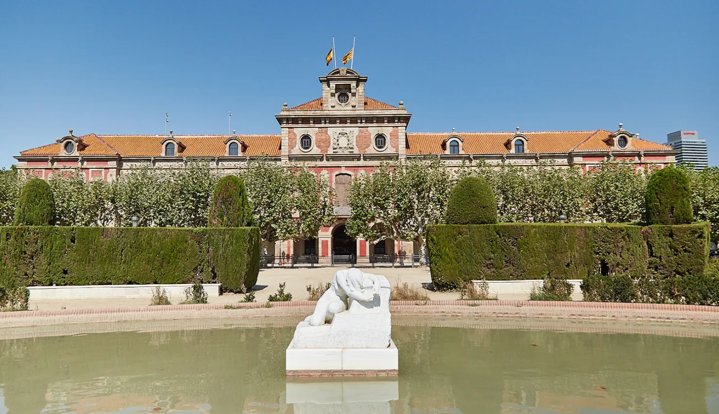 Imatge exterior del Parlament de Catalunya, edifici institucional situat dins del Parc de la Ciutadella.