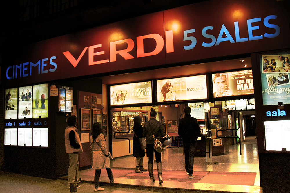 Exterior dels Cinemes Verdi en un carrer de ciutat.