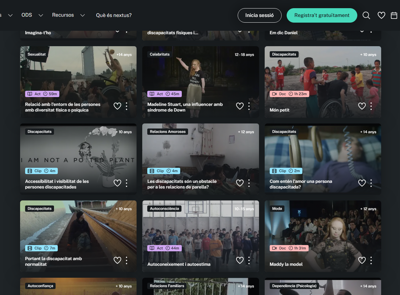 Captura d'un llistat de recursos audiovisuals del catàleg de Nextus, amb títols i miniatures classificats per temàtica (Sexualitat, Discapacitats, Autoconsciència, Moda, entre d'altres).